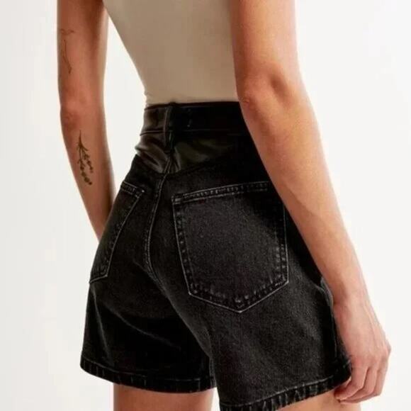 Abercrombie & Fitch The Dad Short High Rise Black Denim Faux Leather Size 6 / 28 - Picture 2 of 7
